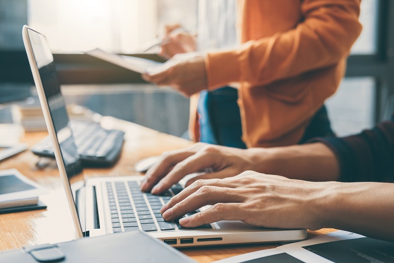 Professional,Development,Programmer,Cooperating,Meeting,And,Brainstorming,And,Programming,Website computer-office