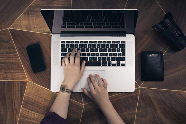 aerial-laptop-wood-desk-600 laptop